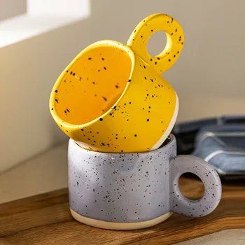 2022 Noua Creatie Inel Ocupe De Cana De Ceramica De Birou Acasă Drinkware Cuptor Cu Microunde Cuplu Maner Cupe Bomboane De Culoare Cafea Cu Lapte Cupa